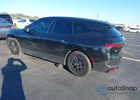 2023 BMW Ix xDrive50 z USA, uszkodzony, nr VIN WB523CF07PCM51181